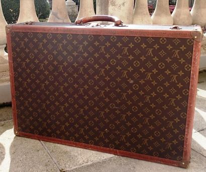 null Louis VUITTON Valise "Alzer" en toile monogramme, bordures lozinées, coins et...