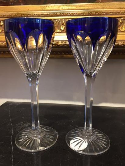 null BACCARAT Suite de 9 verres à vin en cristal taillé bleu cobalt. Haut : 20 cm...