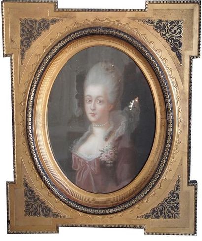 null ECOLE FRANCAISE du XIXème siècle Portrait de femme de qualité Pastel à vue ovale...