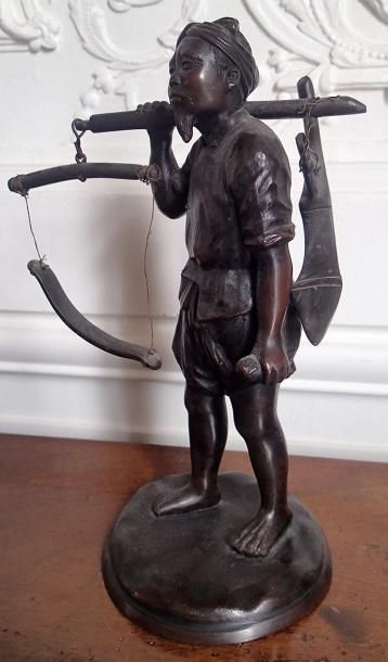 null VIETNAM Statuette en bronze à patine brune représentant un paysan XXème siècle...