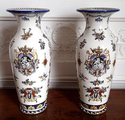 null GIEN Paire de vases balustres en faience de Gien à fond blanc à décor Renaissance....