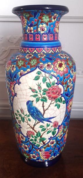 null LONGWY Vase balustre en faience polychrome à décor floral. Haut : 40 cm