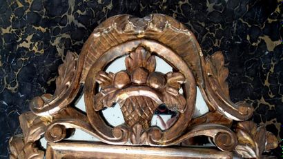 null MIROIR A PARECLOSES de forme mouvementée en bois sculpté et redoré à décor d'agrafes,...