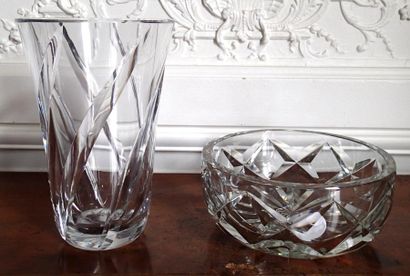 null SAINT-LOUIS Vase en cristal taillé de forme balustre Haut : 24 cm (éclats) On...