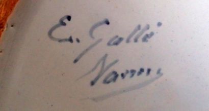 null Emile GALLE (1846-1904) Coupe navette en faience émaillée à décor de marine...