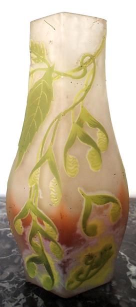 null GALLE Vase de forme balustre en verre gravé à décor de glycines. Haut : 21 cm...