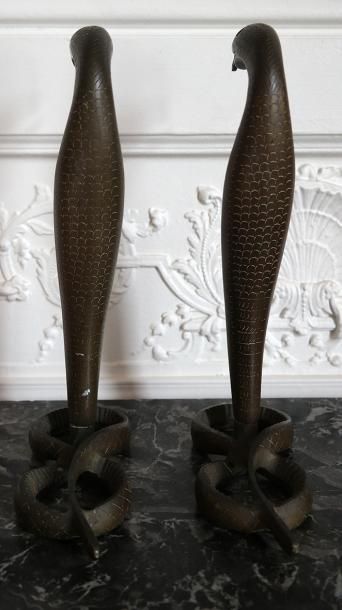 null PAIRE DE SCULPTURES formant pieds de lampe en bronze patiné à décor de serpent...