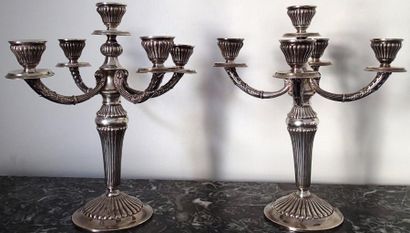 null PAIRE DE CANDELABRES en argent à cinq bras de lumières dont un central, le fut...