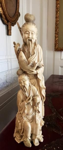 null CHINE Okimono en ivoire sculpté représentant un pêcheur et son fils Début XXème...