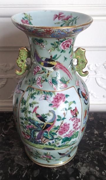 null CHINE Vase balustre en porcelaine de Canton, à fond celadon, à décor en polychromie...