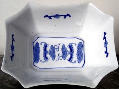 null CHINE Coupe en porcelaine bleu/blanc à décor de sages. Période Qing 6,5 x 18...