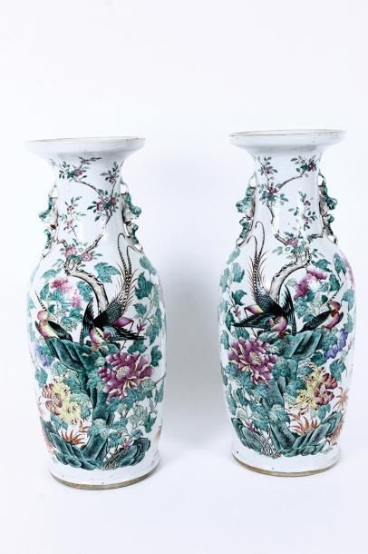 null CHINE Paire de vases en porcelaine polychrome a décor fleuri. Canton, fin XIXème...