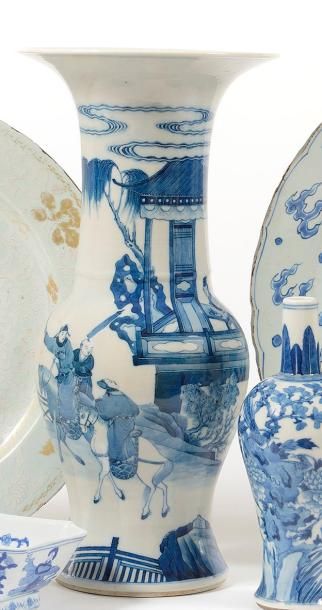 null CHINE Vase de forme Yenyen en porcelaine décoré en bleu sous couverte de personnages...