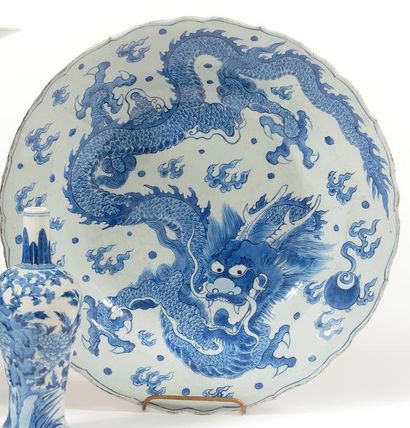 null CHINE Grand plat creux en porcelaine bleu blanc à décor d'un dragon XVIIème...