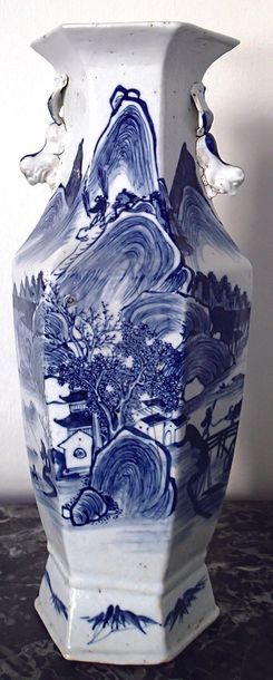 null CHINE Vase balustre en porcelaine bleu blanc à décor d'un paysage lacustre ert...