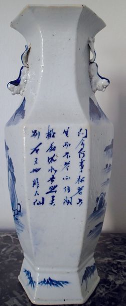 null CHINE Vase balustre en porcelaine bleu blanc à décor d'un paysage lacustre ert...