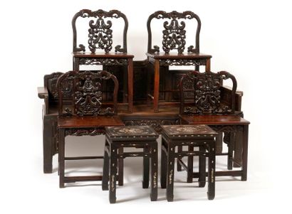 null CHINE ou INDOCHINE Quatre fauteuils en bois noirci sculptés dans l'esprit naturaliste...