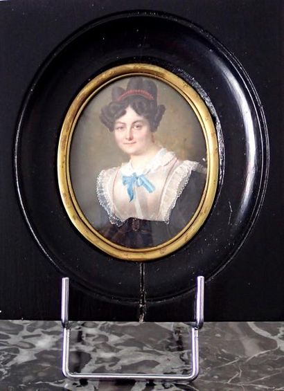 null ECOLE FRANCAISE vers 1830 Portrait de femme en buste coiffée d'un peigne de...