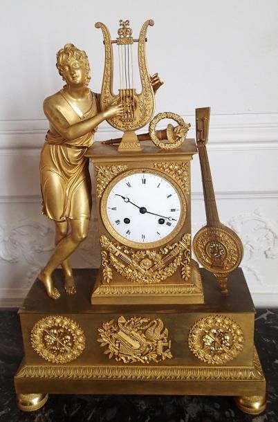 null PENDULE en bronze doré et ciselé représentant Apollon jouant de la Lyre, le...