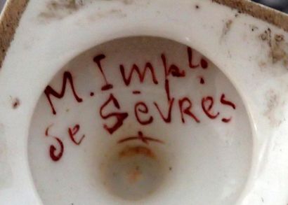 null SEVRES (Dans le gout de) Service à café en porcelaine blanche et or comprenant...
