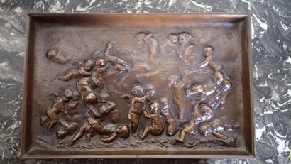null PLAQUE en bronze repoussé à décor de Bacchus enfants faisant une offrande au...