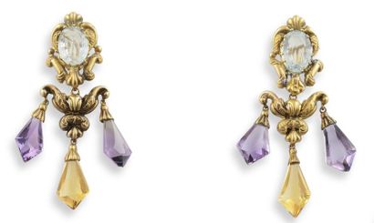 null PAIRE DE PENDANTS D’OREILLES XIXe siècle or jaune 585 et 750 millièmes, aigue-marines,...