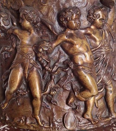 null PLAQUE incurvée en bronze repoussé à patine brune représentant un angelot entouré...