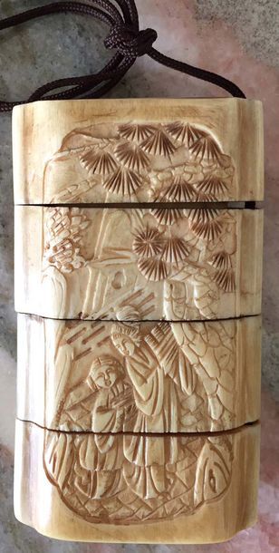 null JAPON Inro à quatre cases en ivoire sculpté. Fin XIXème siècle 7 x 4,5 cm