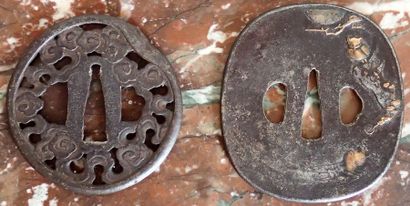 null JAPON Deux tsubas en bronze et fer patiné. XIXème siècle