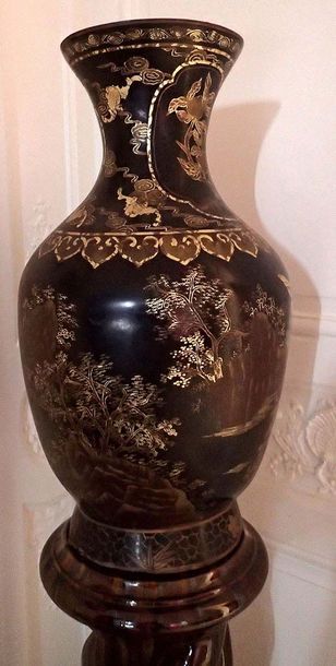 null JAPON Important Vase balustre en papier mâché à fond noir rehaussé à l'or à...