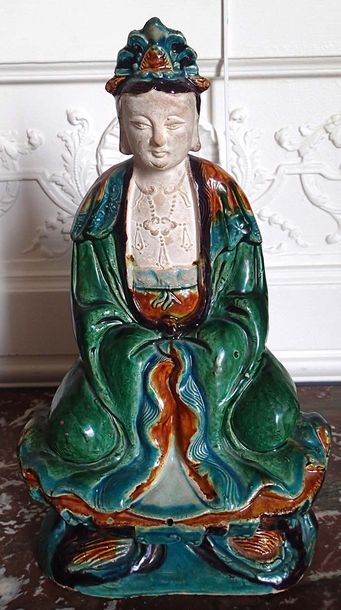 null CHINE Bouddha en position du lotus en terre cuite vernissée ocre, bleu cobalt...