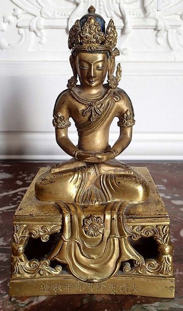 null CHINE Amitayus assis en padmasana sur un trône architecturé, les mains en dhyanamudra....