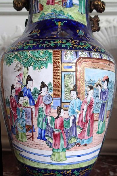 null CHINE Paire de vases balustres en émaux cloisonnés à fond bleuté à décor en...