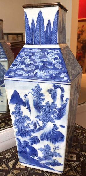 null CHINE Vase balustre en porcelaine bleu blanc à décor de paysage lacustre. Fin...