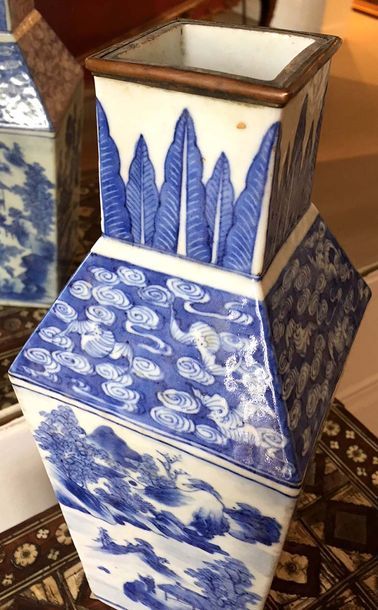 null CHINE Vase balustre en porcelaine bleu blanc à décor de paysage lacustre. Fin...