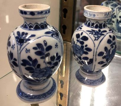 null CHINE Paire de petits vases en porcelaine bleu blanc à panse balustre. Epoque...
