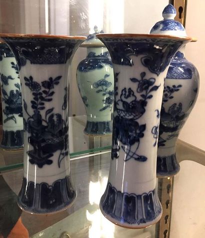 null CHINE Paire de vases en porcelaine bleu blanc de forme cornet à décor de fleurs....