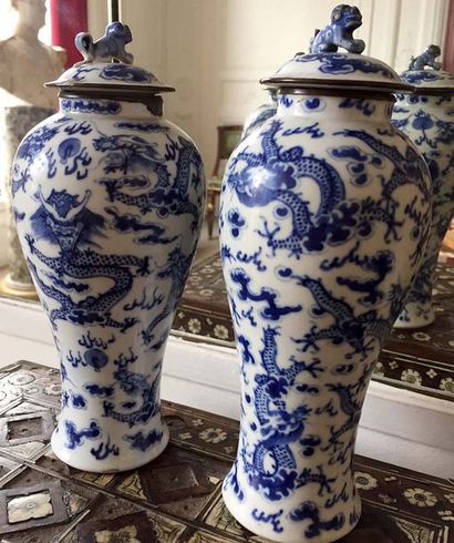 null CHINE Paire de vases couverts de forme balustre en porcelaine bleu blanc à décor...