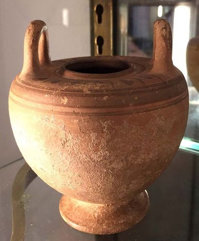null URNE en terre cuite Grèce, IVe siècle avant JC Haut : 11 cm Diam : 9 cm Expert...