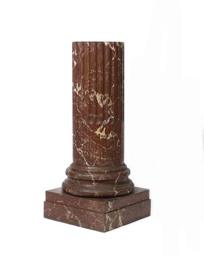 null GAINE en forme de colonne cannelée rudentée en bois peint à l’imitation du marbre...