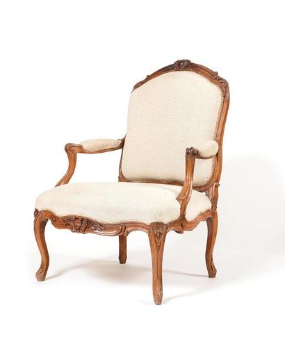 null Large fauteuil à dossier plat dit à la reine, en bois naturel mouluré et sculpté...