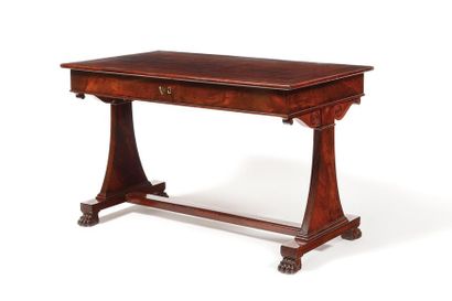 null TABLE A ECRIRE dite "Sofa table" de forme rectangulaire en acajou et placage...