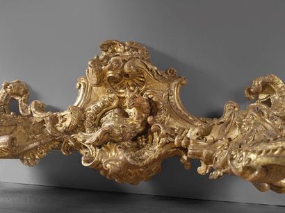 null Très grande Console en bois doré mouluré et richement sculpté d’un décor ajouré...