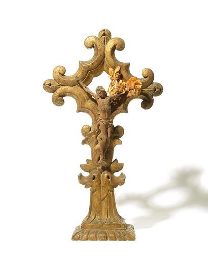 null CRUCIFIX avec Christ en bois sculpté, sur une croix stylisée de rinceaux et...