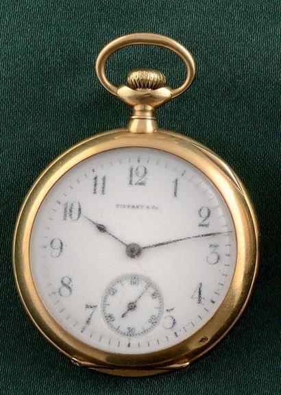 null TIFFANY AND CO

MONTRE DE COL

Boîtier rond en or jaune 18K, couronne cannelée,

bélière...