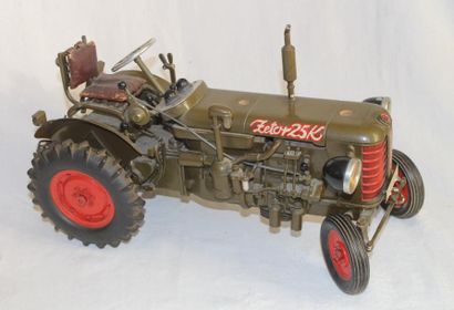 null "Tracteur Zetor 25K" Maquette d'usine des années 50. Moteur et phares électriques....