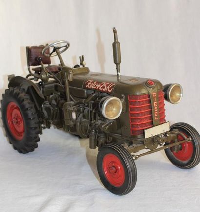 null "Tracteur Zetor 25K" Maquette d'usine des années 50. Moteur et phares électriques....