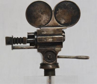 null "Caméra de cinéma" Mascotte Registered N° 765659, origine Anglosaxonne. Bronze...