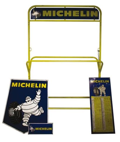 null "Présentoir et plaques Michelin" Ensemble sur les pneus Michelin. - Présentoir...