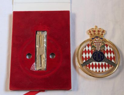 null "Automobile Club de Monaco" Badge de calandre émaillé, destiné aux membres de...